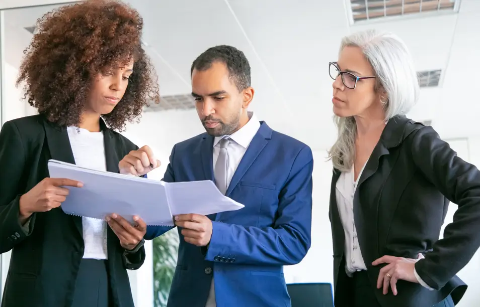 Avaliação detalhada de contratos de grande porte e relevância financeira significativa